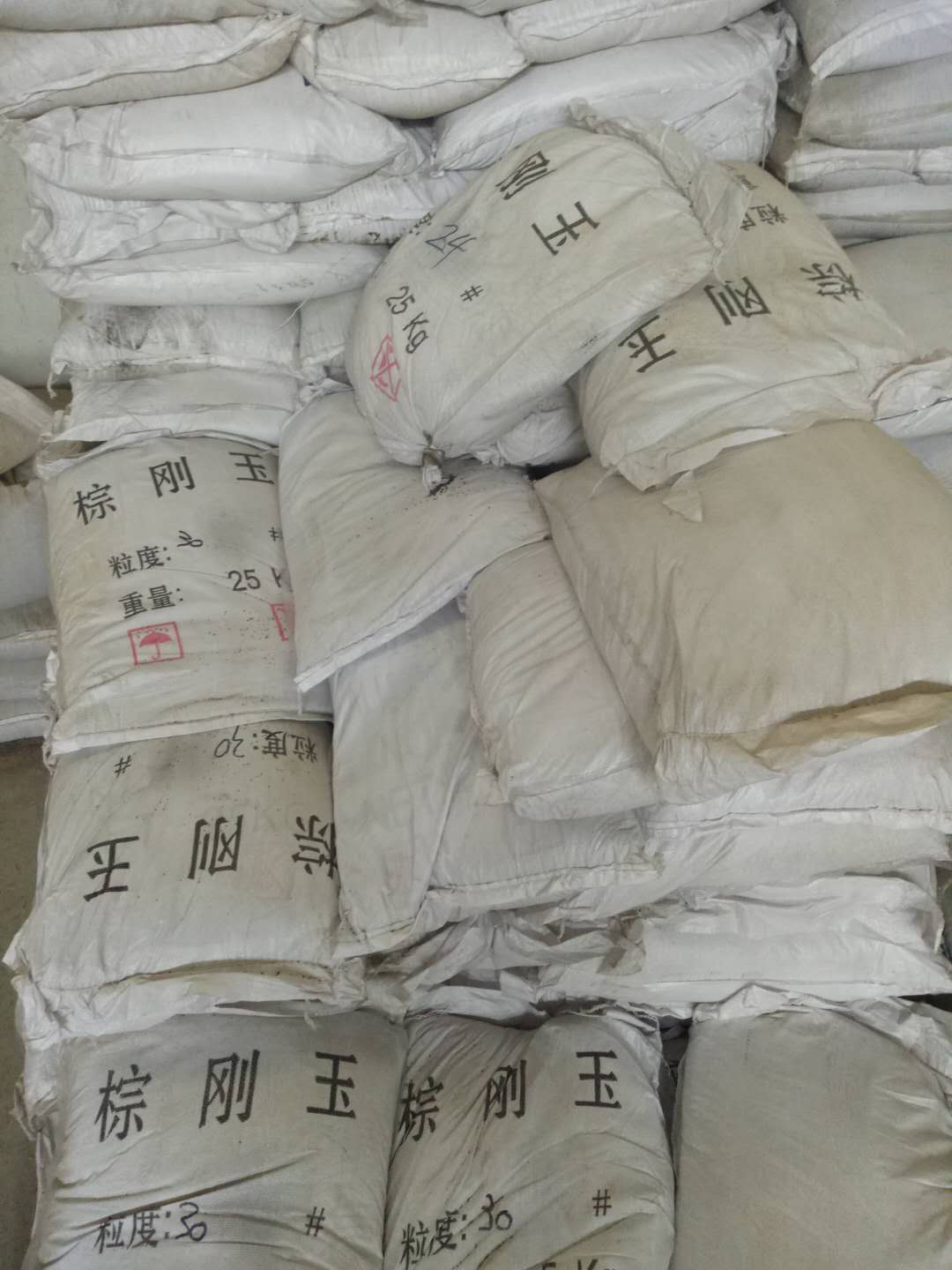 二級棕剛玉裝車待發